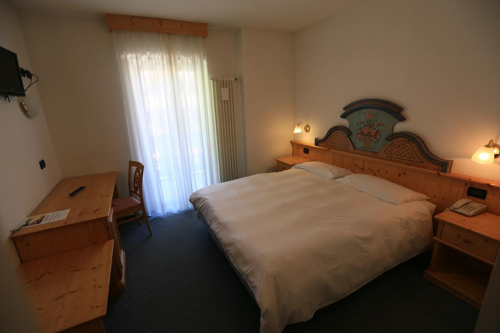 Hotel Valacia Поца ди Фаса Екстериор снимка